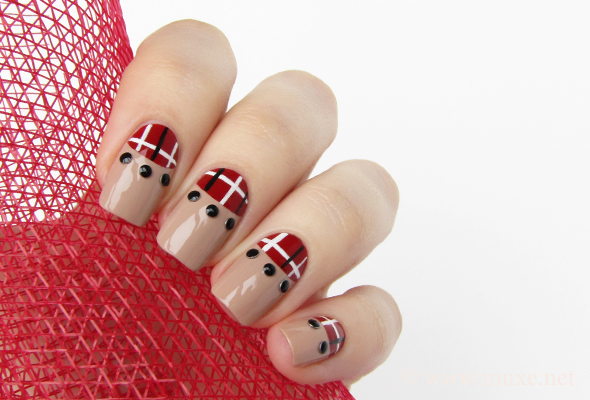 Red plaid nails design